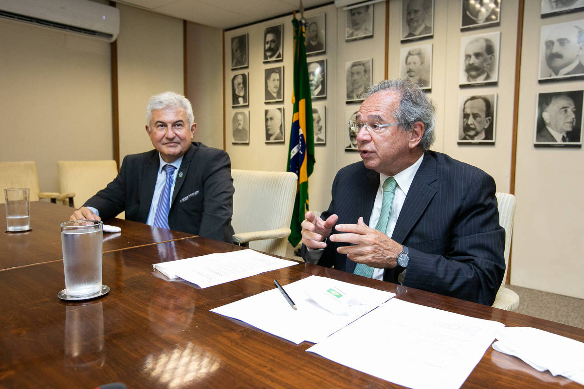 Guedes chama ministro-astronauta de burro e diz que às vezes se pergunta o que está fazendo no governo