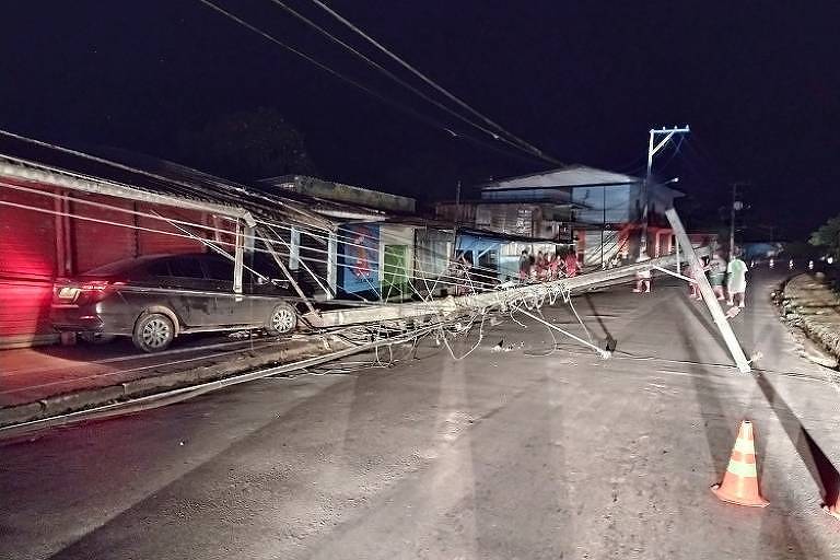 Carro de oficial do Exército derruba poste e interrompe energia em São Gabriel da Cachoeira (AM)
