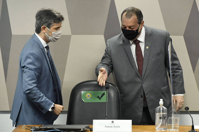 O presidente da CPI, Omar Aziz, mostra o assento a Nelson Teich antes de seu depoimento
