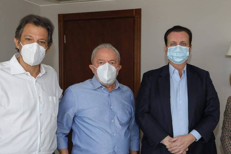 Os petistas Fernando Haddad e Lula com o presidente do PSD, Gilberto Kassab, durante encontro em Brasília