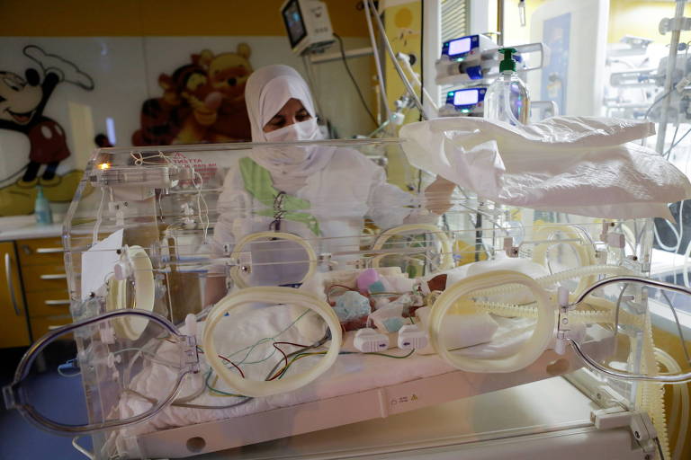 Mulher de 25 anos à espera de sétuplos dá à luz nove bebês