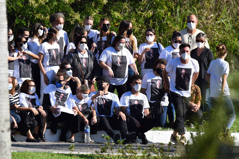 Thales Bretas, viúvo de Paulo Gustavo e a mãe Déa Lúcia juntam os amigos famosos e fazem foto de despedida com a blusa em homenagem ao ator após cerimônia de cremação