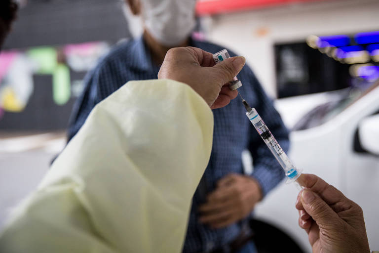 Postos de drive-thru e UBSs abrem para vacinar nesta sexta e sábado em SP; veja todo os locais