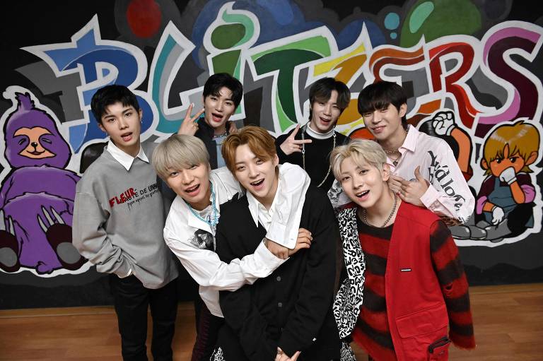 Membros da boyband de K-pop Blitzers posando para uma foto em um estúdio de ensaio em Seul
