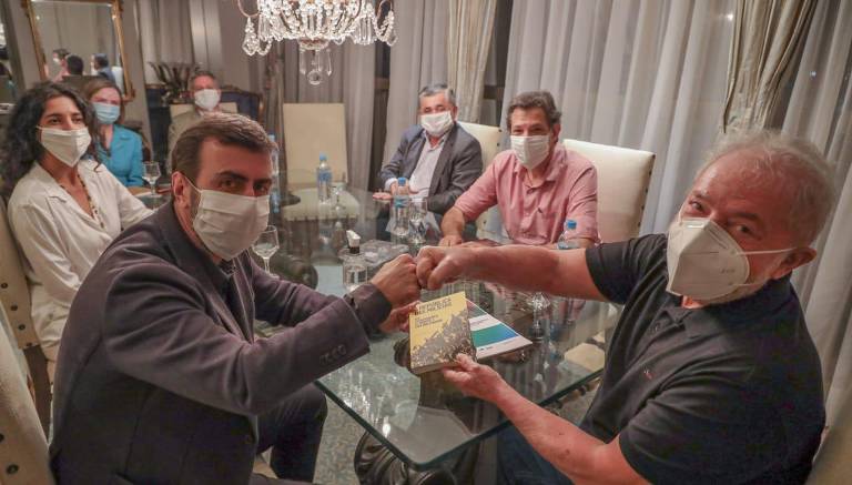 Após decisão da Justiça que liberou Lula para disputar as eleições de 2022, o ex-presidente tem se movimentado para fazer articulações para o pleito do ano que vem. No jantar, os petistas Lula e Fernando Haddad, ex-prefeito de SP, conversam com o deputado do RJ Marcelo Freixo (Psol)