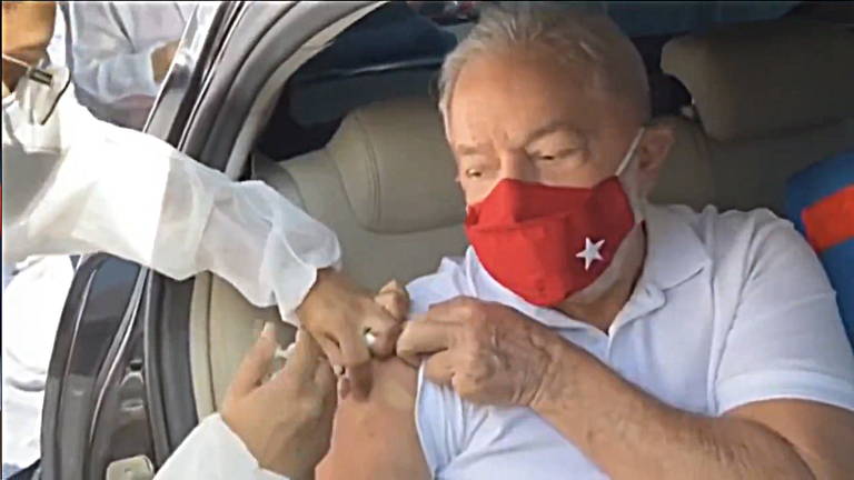 O ex-presidente Luiz Inácio Lula da Silva tomou a segunda dose da vacina contra o novo coronavírus