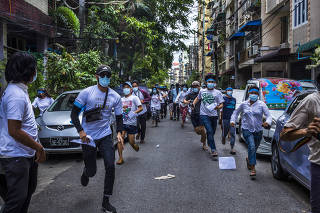 Protesters disperse as security forces arrive in MyanmarÕs capital of Yangon, April 12, 2021. (The New York Times)