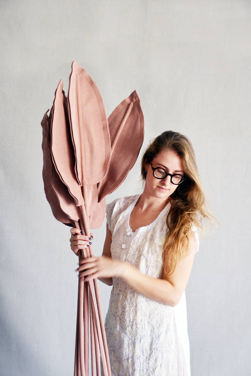 A designer Vanessa Lazzari recria plantas em tecido para decoração; peças reproduzem bananeiras, espadas-de-são-jorge, estrelícias, costelas-de-adão, bambu, cactos, samambaias e proteas