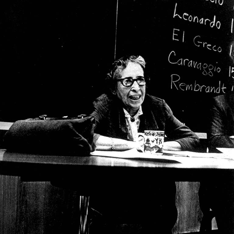 A filósofa de origem alemã Hannah Arendt durante debate na New School University, em Nova York, em 1969.