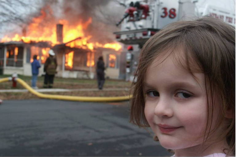 Zoe Roth, com 5 anos, em frente a um incêndio na cidade de Mebane, na Carolina do Norte; imagem virou meme clássico na internet  
