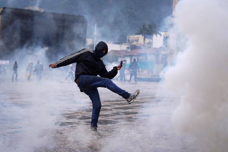 Manifestantes e policiais entram em confronto durante protestos na Colômbia