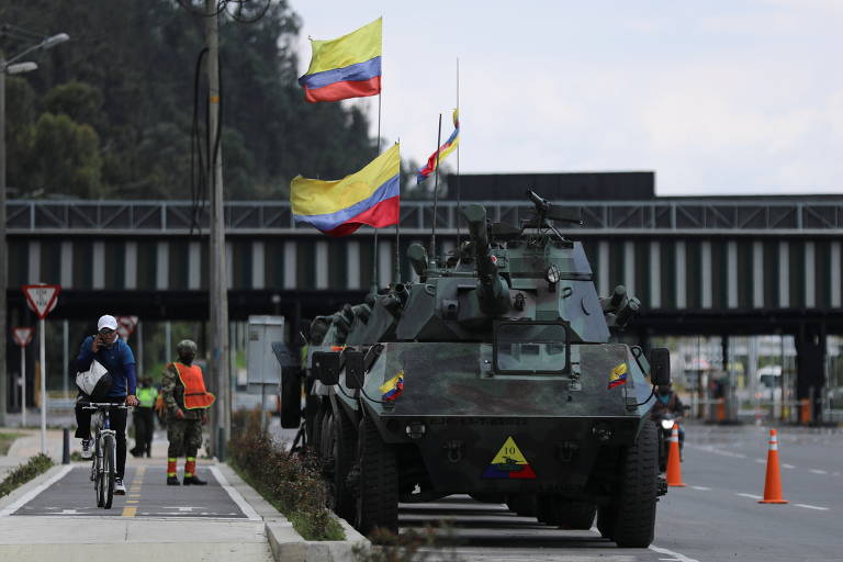 Tanque nas ruas de Bogotá; governo enviou forças armadas para ajudar a conter protestos