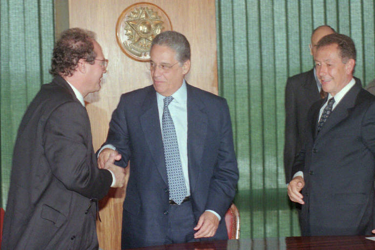 O então presidente, Fernando Henrique Cardoso, cumprimenta Renan Calheiros, recém nomeado como ministro da Justiça de seu governo