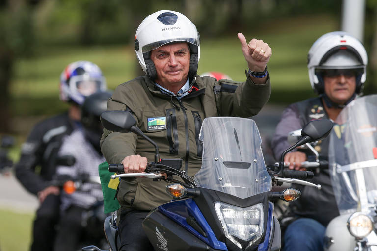 O presidente Jair Bolsonaro em passeio de moto pelas ruas de Brasília

