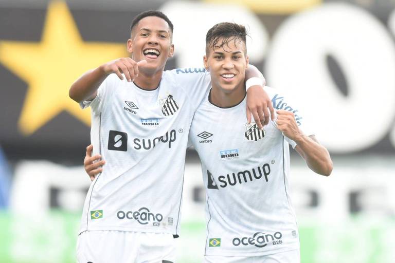 Kaiky Fernandes (à esq) abraça Kaio Jorge, autor do segundo gol santista Ivan Storti/Santos FC