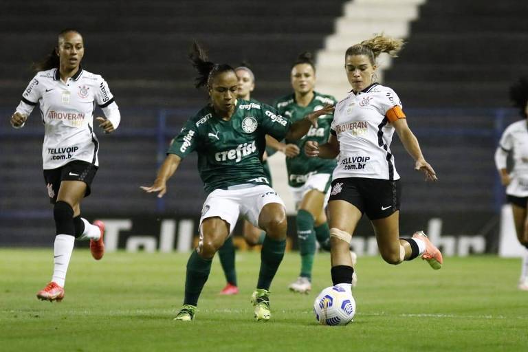 Jogadores de Corinthians e Palmeiras em lance durante clássico pelo Brasileiro Feminino