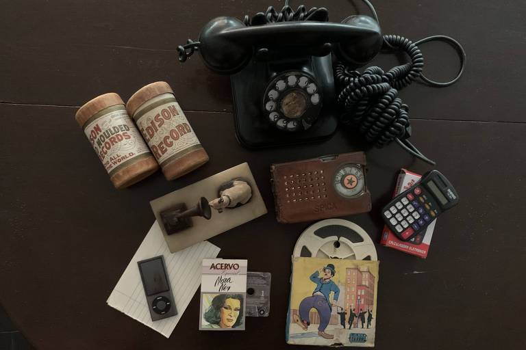 Tecnologias extintas: rolo de música, telefone, gramofone, radinho de pilha, calculadora, minifilme, fita cassete e iPod 