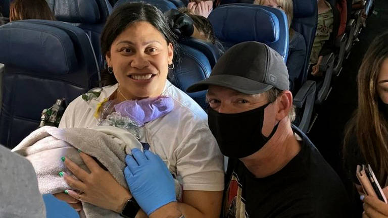 O bebê prematuro que nasceu em avião com médico e enfermeiras de UTI neonatal