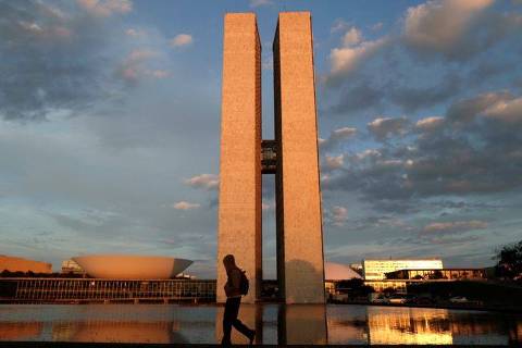 Homem caminha perto do prédio do Congresso Nacional em Brasília
19/03/2021
REUTERS/Ueslei Marcelino ORG XMIT: GGG-UMS001