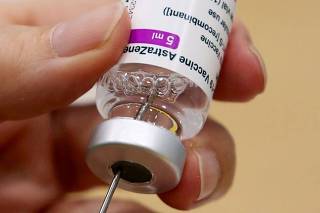 Vacina da AstraZeneca contra Covid-19 é preparada para aplicação na Antuérpia