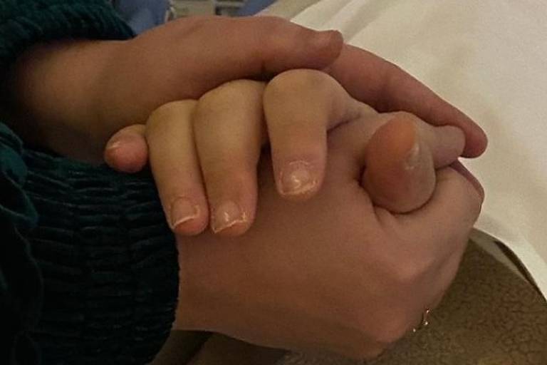 Irmã segura a mão de Paulo Gustavo no hospital
