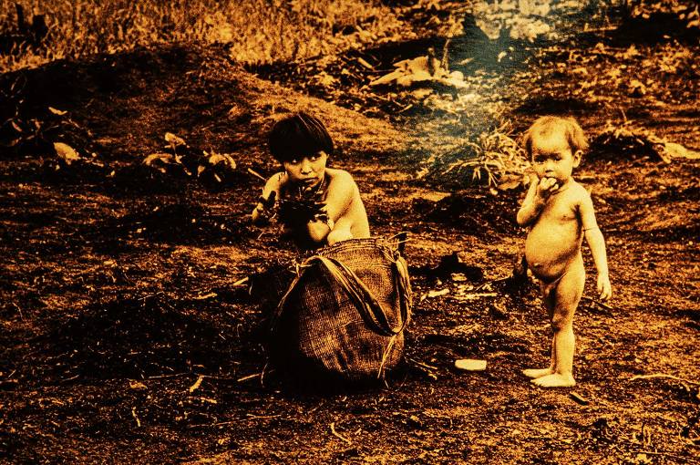 Retrato de duas crianças ianomâmis no território indígena