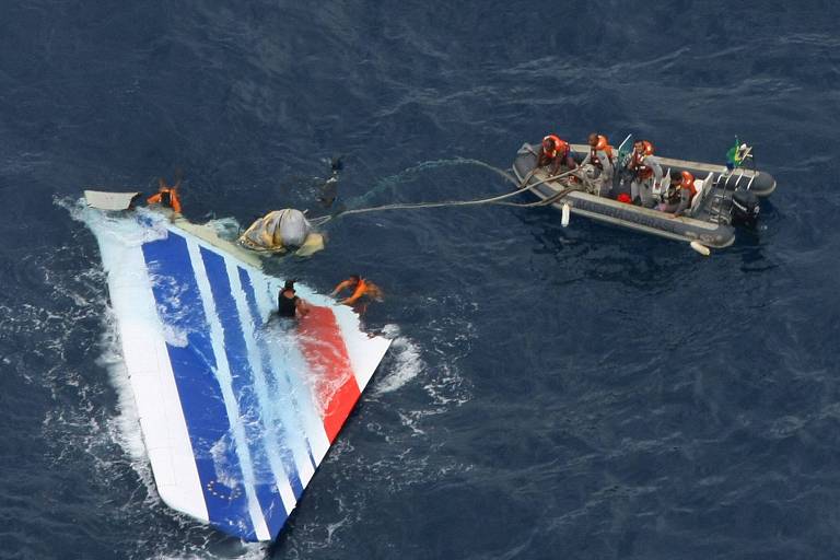 Equipes da Marinha do Brasil encontram no oceano Atlântico partes do avião Airbus do voo 447 da Air France