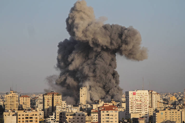 Coluna de fumaça após ataque aéreo de Israel em Gaza