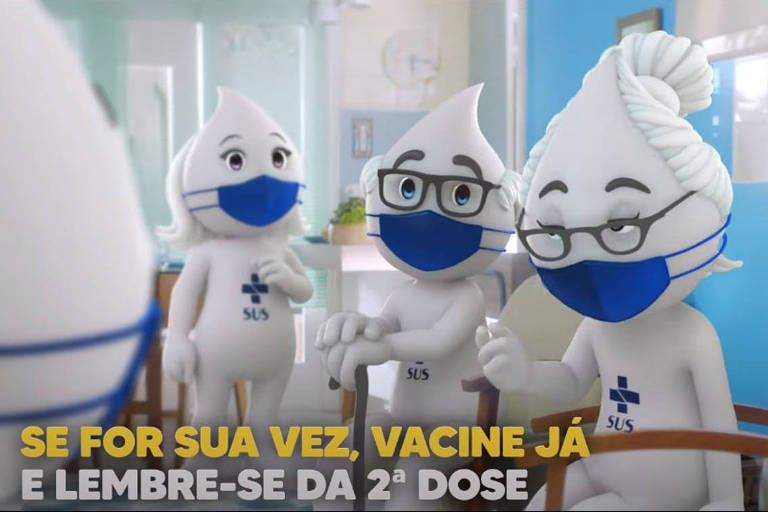 Vemos mamãe, vovô e vovó Gotinha -- ou seja, personagens inspirados no original Zé Gotinha, um boneco branco com cabeça em forma de gota, em alusão às vacinas -- numa sala; todos usam máscara, e há dizeres que recomendam a vacinação contra a Covid-19: SE FOR SUA VEZ, VACINE JÁ E LEMBRE-SE DA 2ª DOSE