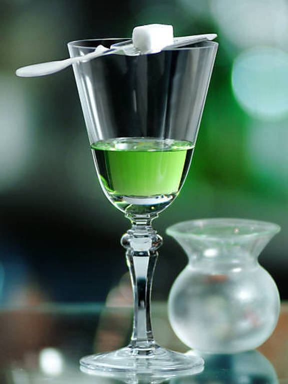 O absinto cocktail, que leva absinto francês, um torrão de açúcar e água gelada