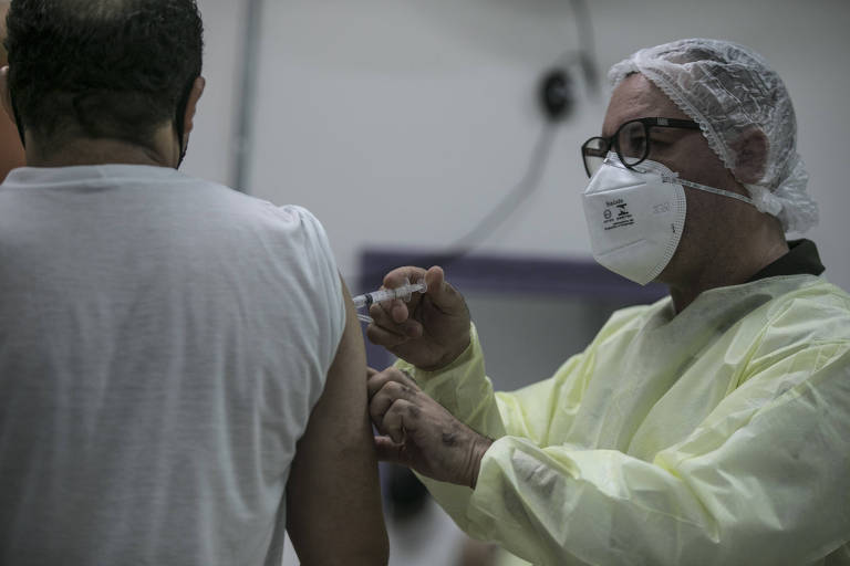 Vacinação contra a gripe realizada na EMEI Armando de Arruda Pereira, República, centro de São Paulo