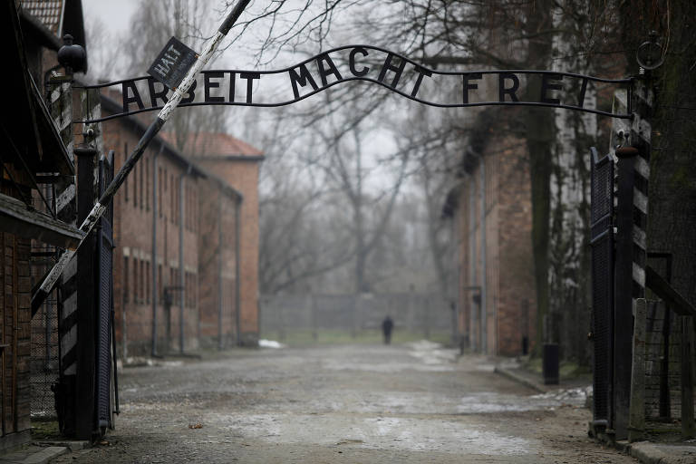 Portão de entrada do campo de concentração de Auschwitz com a inscrição 'o trabalho liberta'