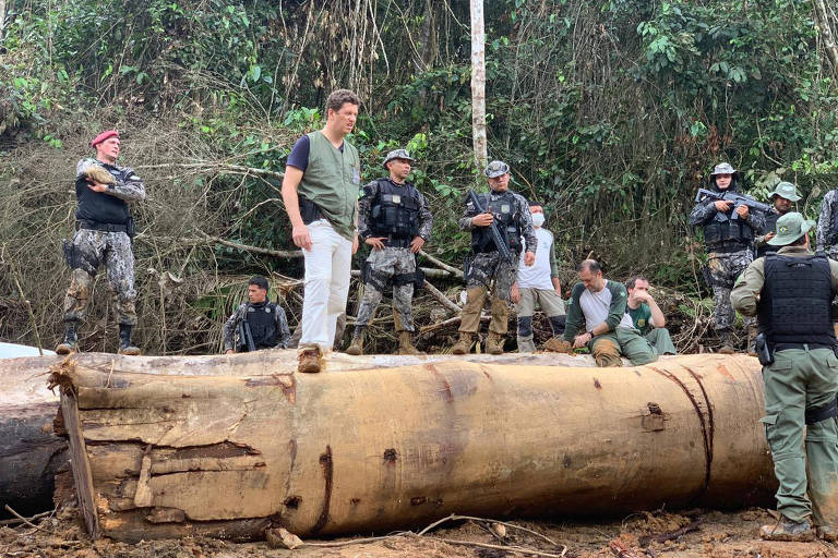O então ministro do Meio Ambiente Ricardo Salles durante operação contra extração ilegal de madeira na Floresta Nacional Itaituba 2, no sudoeste do Pará