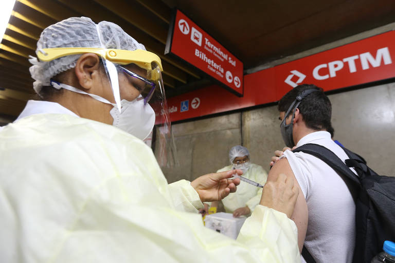 Começa a vacinação contra Covid em estações de trem, metrô e ônibus