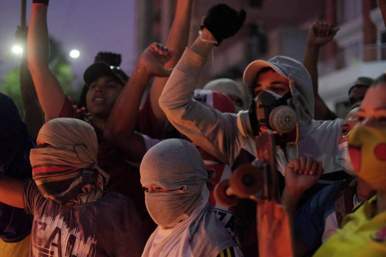 Manifestantes durante protesto contra realização de partida válida pela Copa Libertadores em Barranquilla, na Colômbia