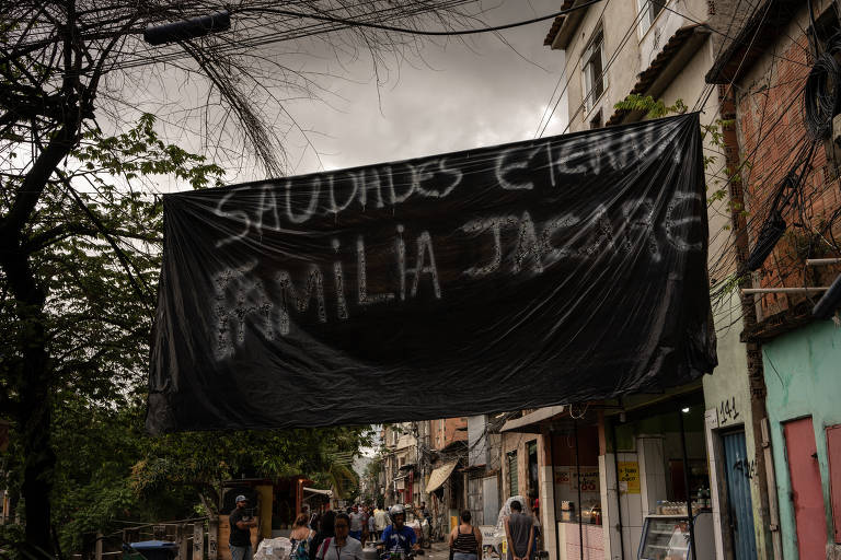Faixa colocada supostamente pelo tráfico em homenagem aos mortos na operação