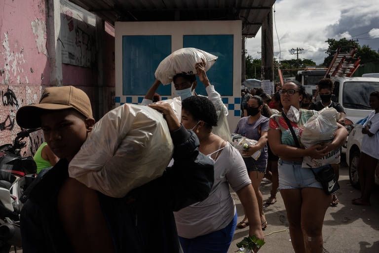 Distribuição de cestas básicas na quadra da escola de samba do Jacarezinho, uma semana após operação da Polícia Civil com 28 mortes