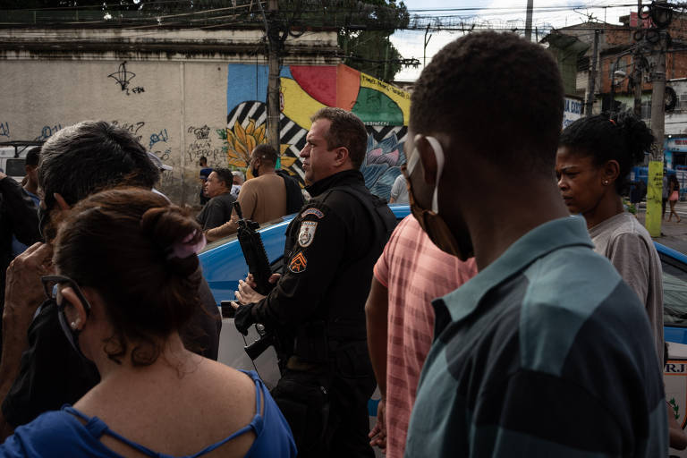 Distribuição de cestas básicas na quadra da escola de samba do Jacarezinho, uma semana após operação da Polícia Civil com 28 mortes