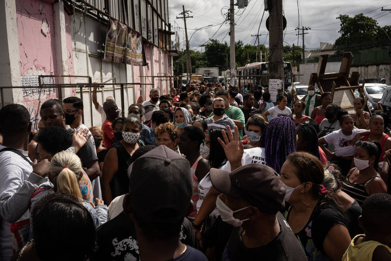 Distribuição de cestas básicas na quadra da escola de samba do Jacarezinho, uma semana após operação da Polícia Civil com 28 mortes