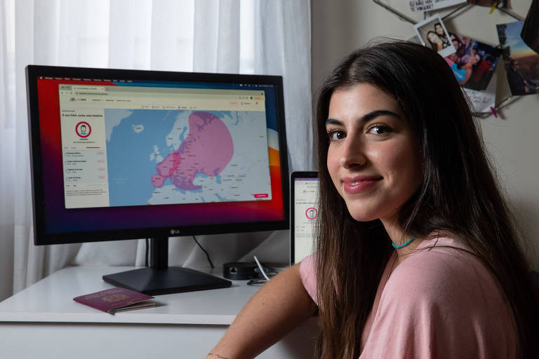 A analista de marketing digital Nathalia Nóbrega e Silva, 22 anos, em frente ao computador que mostra seu mapa ancestral; ela fez o teste com o kit DNA, e descobriu que, apesar de ter o passaporte italiano, tem parentes portugueses e espanhóis

