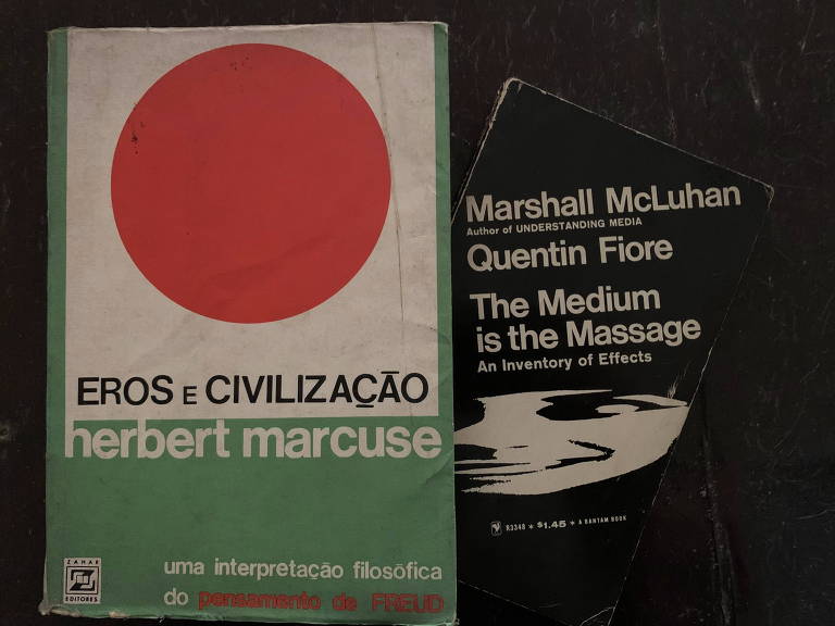 Edições originais de Eros e Civilização, de Herbet Marcuse, e The Medium is the Massage, de Marshall McLuhan, leituras de 1968