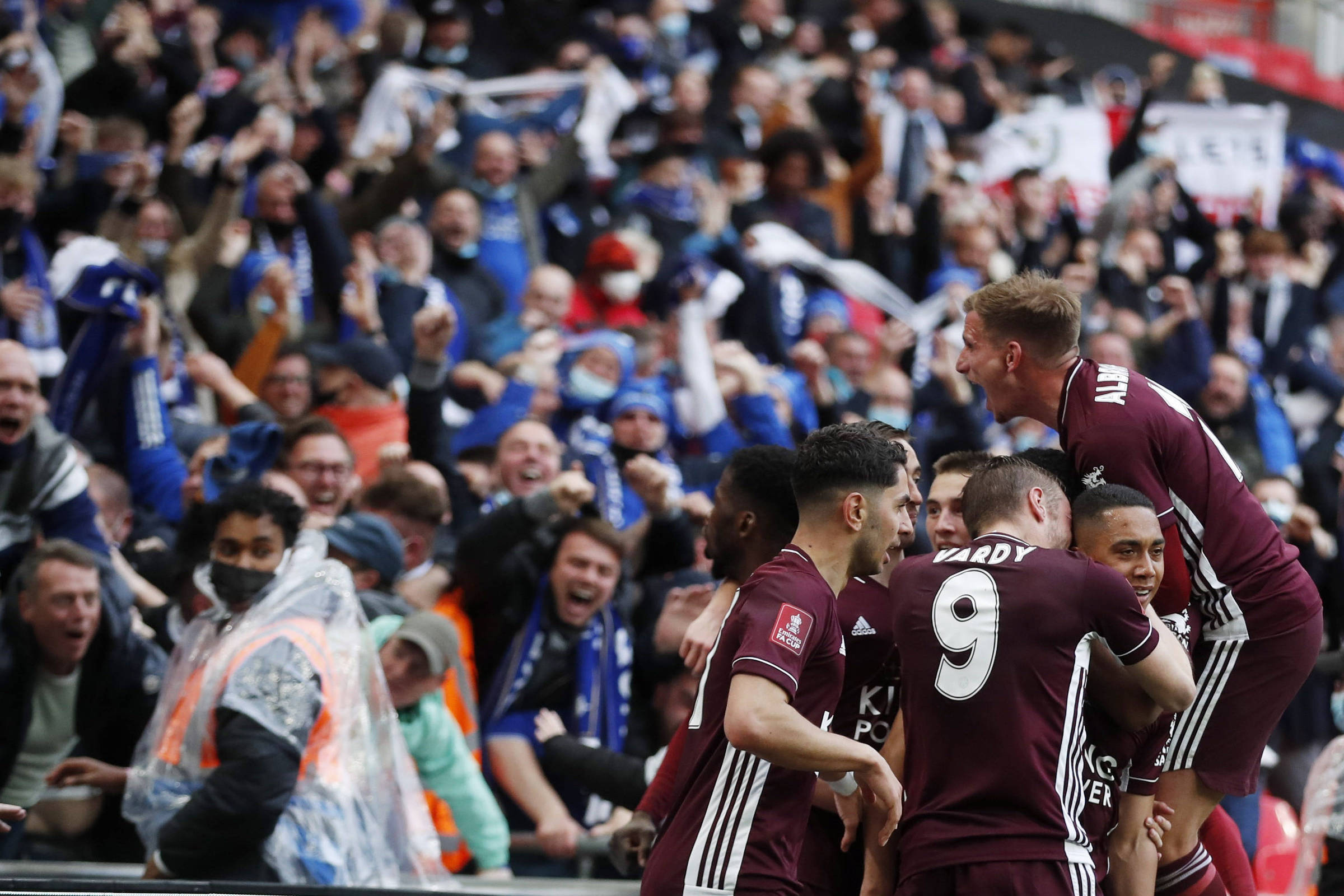 Com torcida em Wembley, Leicester vence o Chelsea na final ...