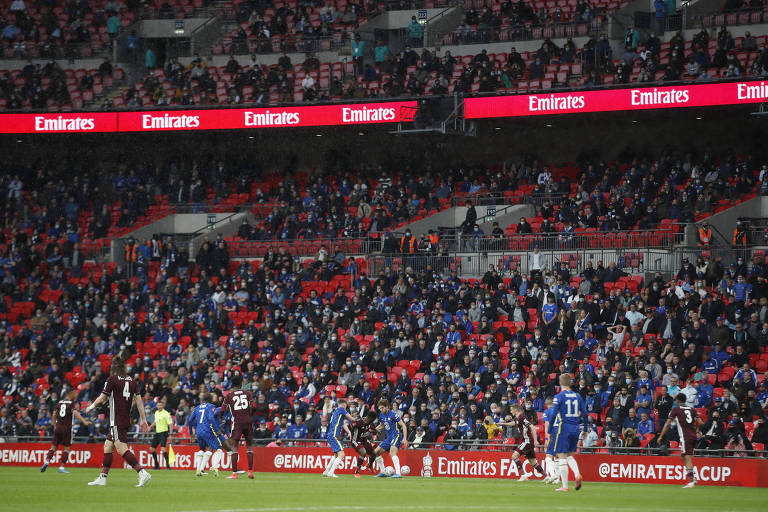 Torcedores acompanham a final da Copa da Inglaterra durante Chelsea e Leicester no estádio Wembley