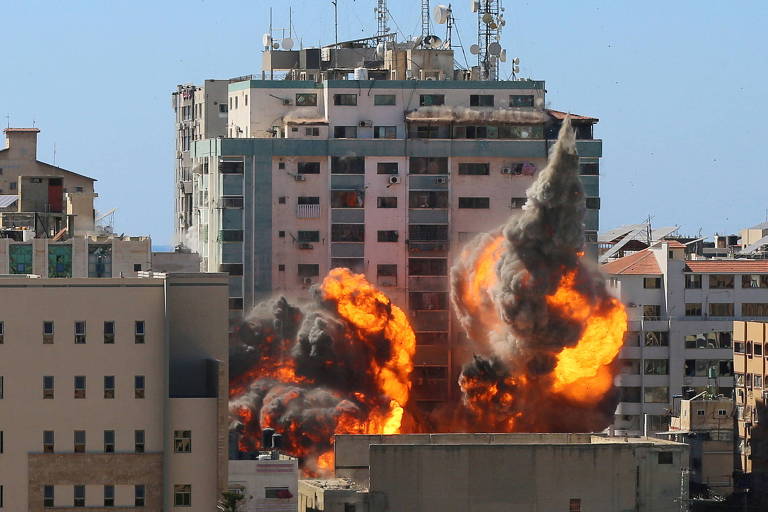 A torre Jala, que abrigava escritórios da Associated Press e da Al Jazeera na Cidade de Gaza, após ser atingido por um bombardeio aéreo das forças israelenses 
