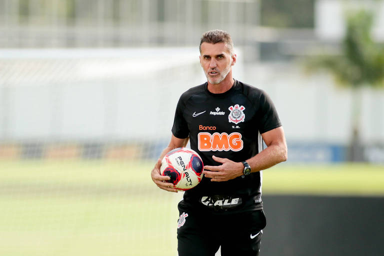 O técnico do Corinthians, Vagner Mancini, com a bola nas mãos durante o treino