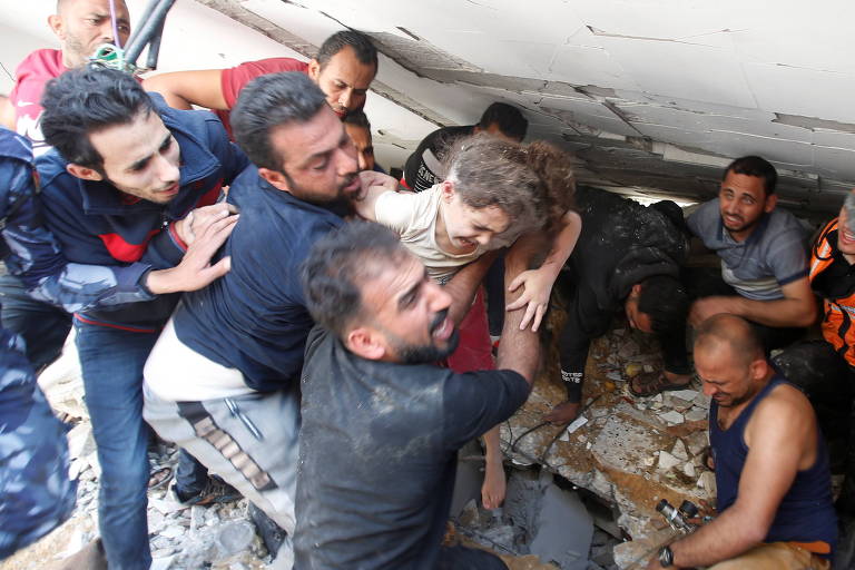 A menina Suzy Eshkuntana, ao ser retirada de escombros em Gaza