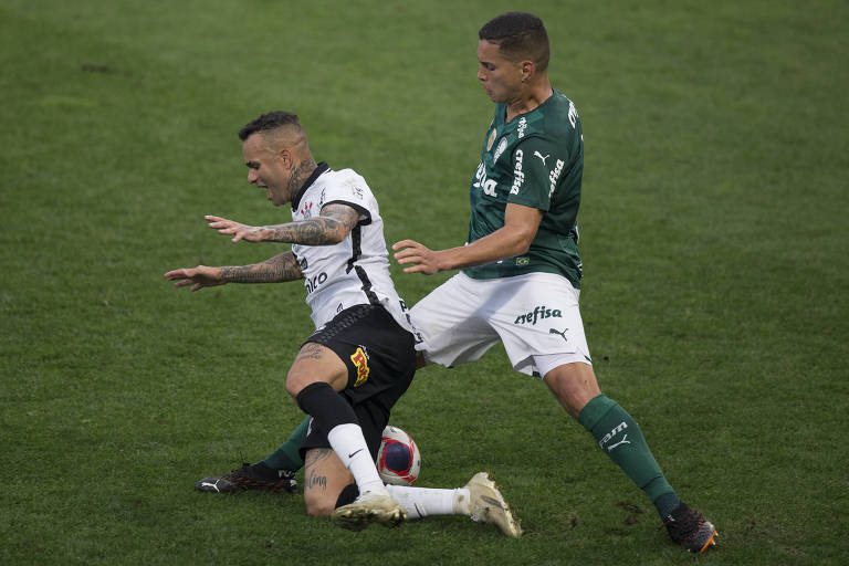 Luan sofre falta em disputa de bola no jogo entre Corinthians e Palmeiras