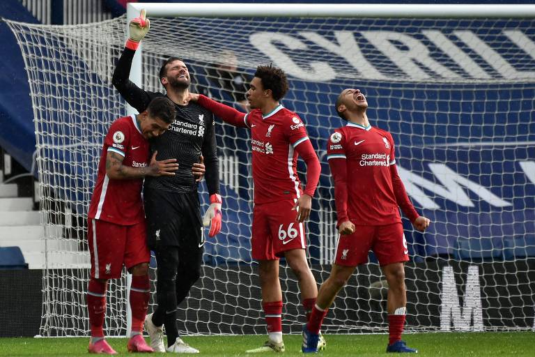 Alisson Becker comemora após marcar o gol da vitória do Liverpool