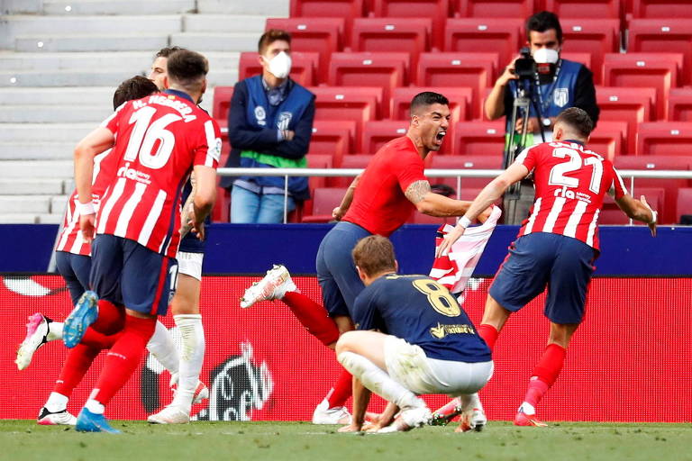 Luis Suárez comemora o gol da vitória do Atlético de Madrid sobre o Osasuna