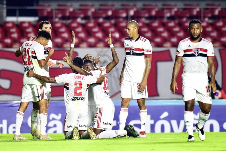 Jogadores do São Paulo comemoram gol contra o Mirassol